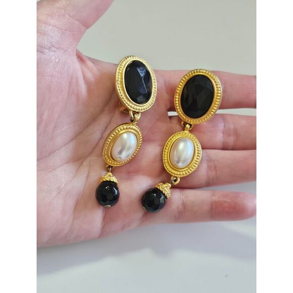 Classiques for Nordstrom gold tone vintage clip on earrings - Picture 1 of 9